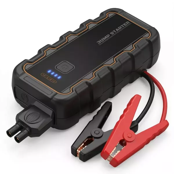 Arrancador portátil de baterías de coche de 7000A conectado a un motor, ideal para vehículos diésel y gasolina.